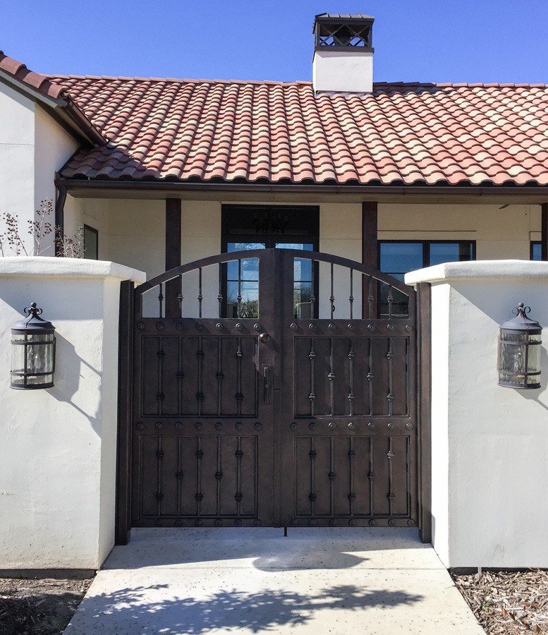 Unique pattern iron gate